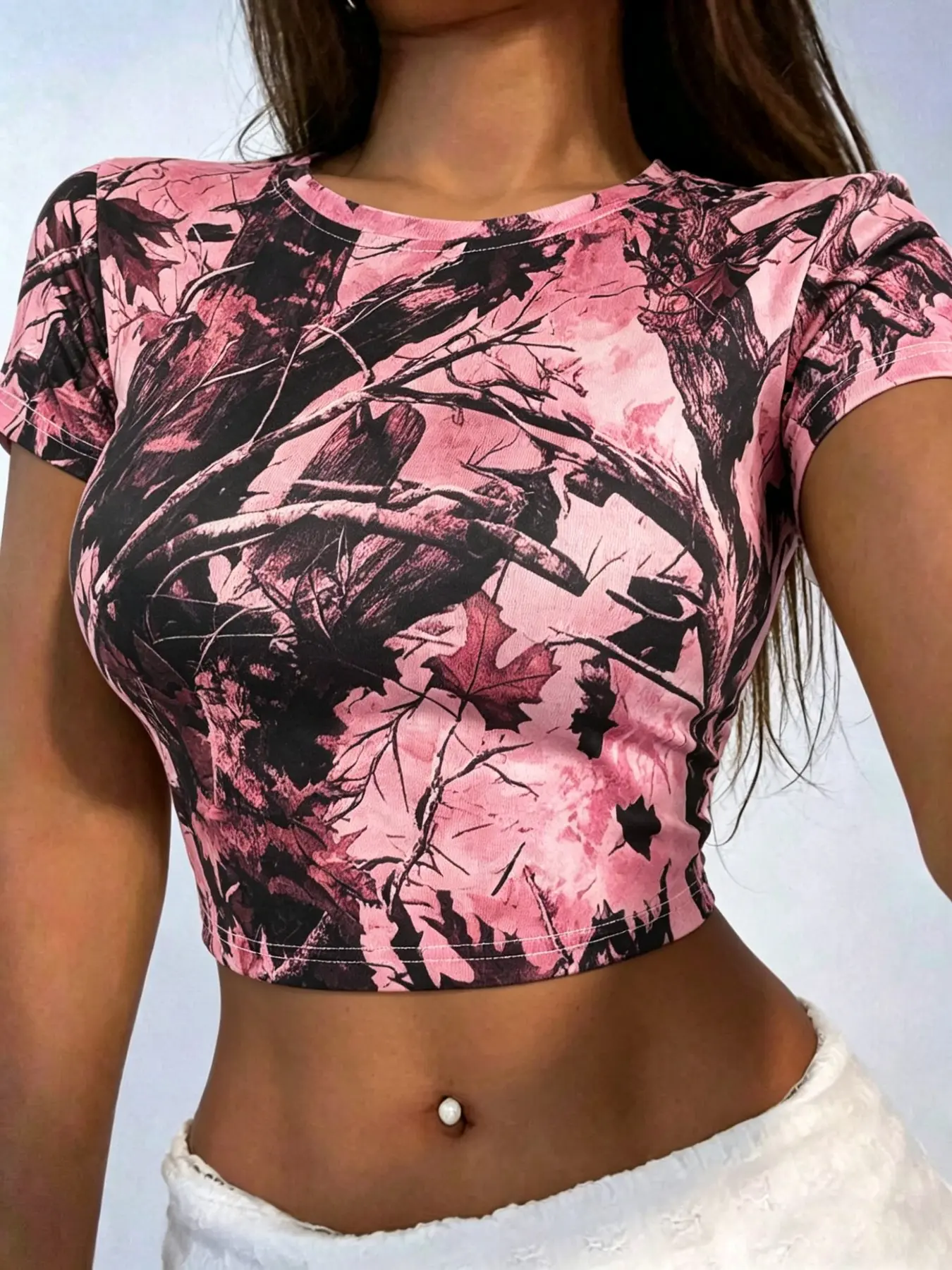 Camouflage Short Sleeve Round Neck Crop T-Shirt, Summer Y2K Streetwear Style Tree Print, Slim Fit Casual Top, Millennial Girl Fashion, Tight-Fit Leisure Shirt
