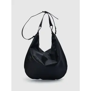 URBAN REVIVO 2026 Spring Women's Matte Artificial Leather Crescent Messenger Crossbody Bag - Chain Detail, Commute Use, Crossbody Bags for Women, UAWB50161