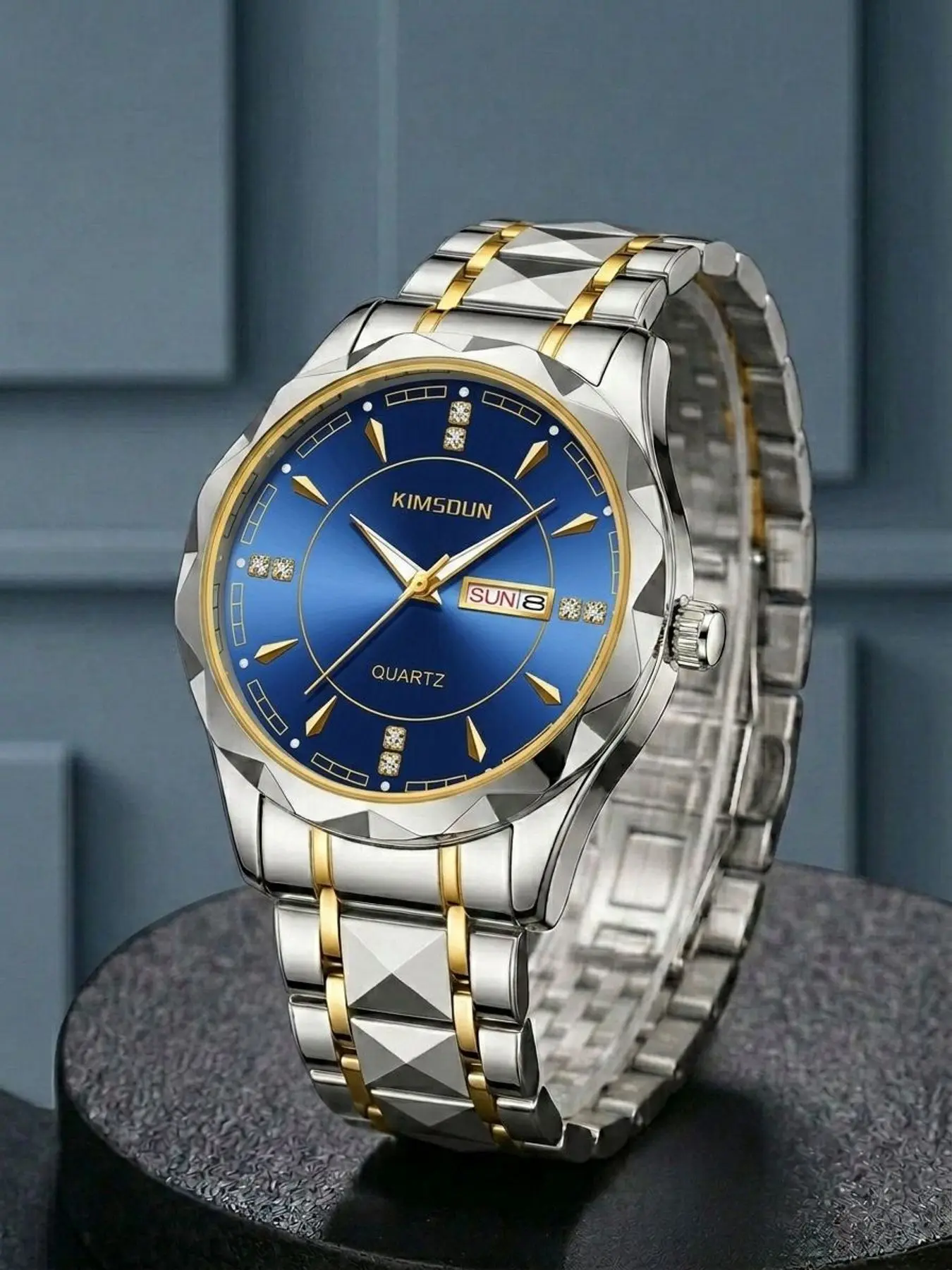 A men's two-tone watch strap with a blue dial, simple and stylish, featuring a calendar display, suitable for daily and business wear, versatile, delicate, and elegant, Exquisite Watch quartz watch, Fashionable Wristwatch, Trendy Exquisite Watch