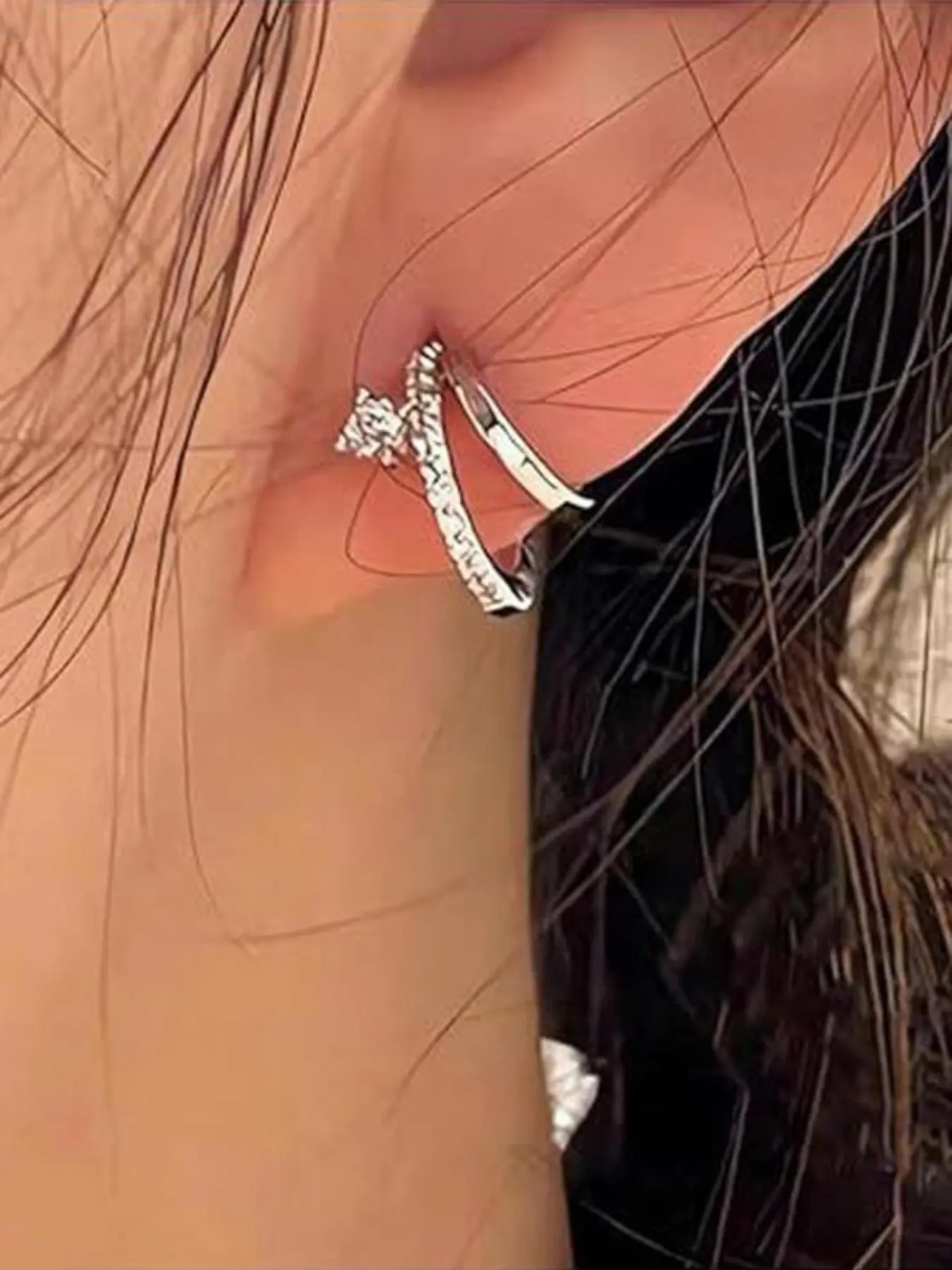 Elegant light luxury C-shaped asymmetrical pierced earrings, High Quality Earrings, Unique Design Earrings, niche design women's fashion jewelry, suitable for parties, daily wear, versatile and exquisite, ideal for birthday gifts.