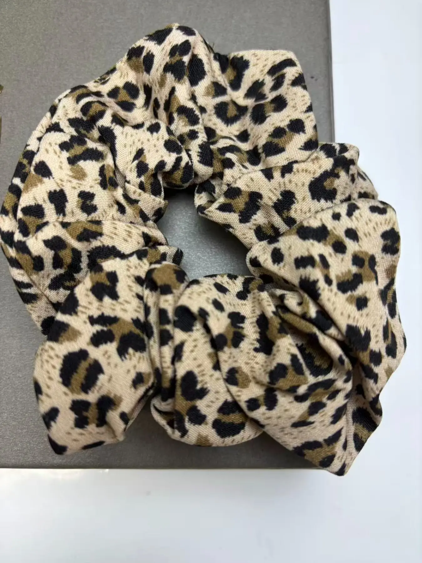Leopard Print Scrunchies Hair Ties for Women - Wavy Curly Scrunchies Big Scrunchie Exra Large Jumbo Gaint Cute Scrunchy for Curl Thick Hair Fashionable Versatile High-End Elegant Simple Minimalist Solid Color Hair Tie Gift Present