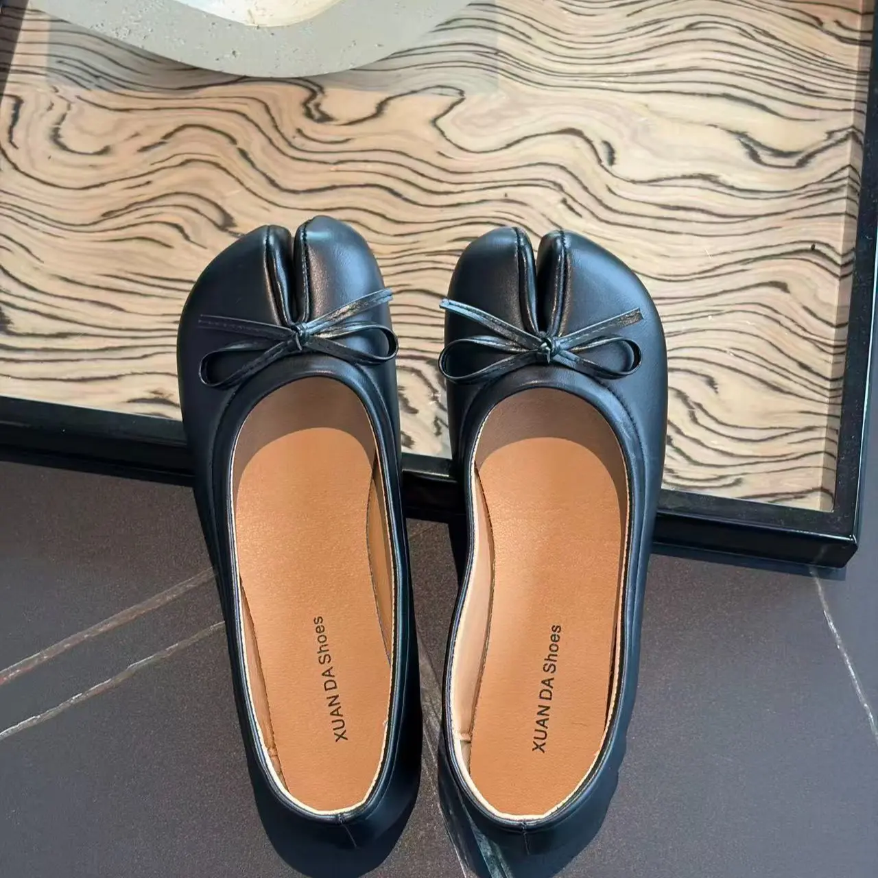 Retro ballet-style women’s flat shoes with bow detail, soft leather round-toe commuter shoes, simple solid color versatile low-cut casual shoes, lightweight soft sole for daily outings, shopping, and dates, comfortable breathable cushioned insole suitable