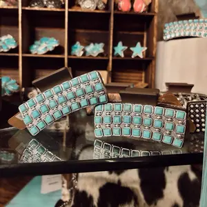 Turquoise Gem Claw Clip - Elegant Design with Turquoise Stones and Claw Attachment Feature