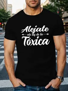 1pc Men'S Funny Spanish Slogan T-Shirt - "Alejate Solo Soy De La Toxica" Humorous Graphic Tee, Breathable Knit, Loose Fit Round Neck Casual Summer Top with White Print on Black Shirt for Casual Attire & Social Gatherings - Funny Statement Apparel, Comfort