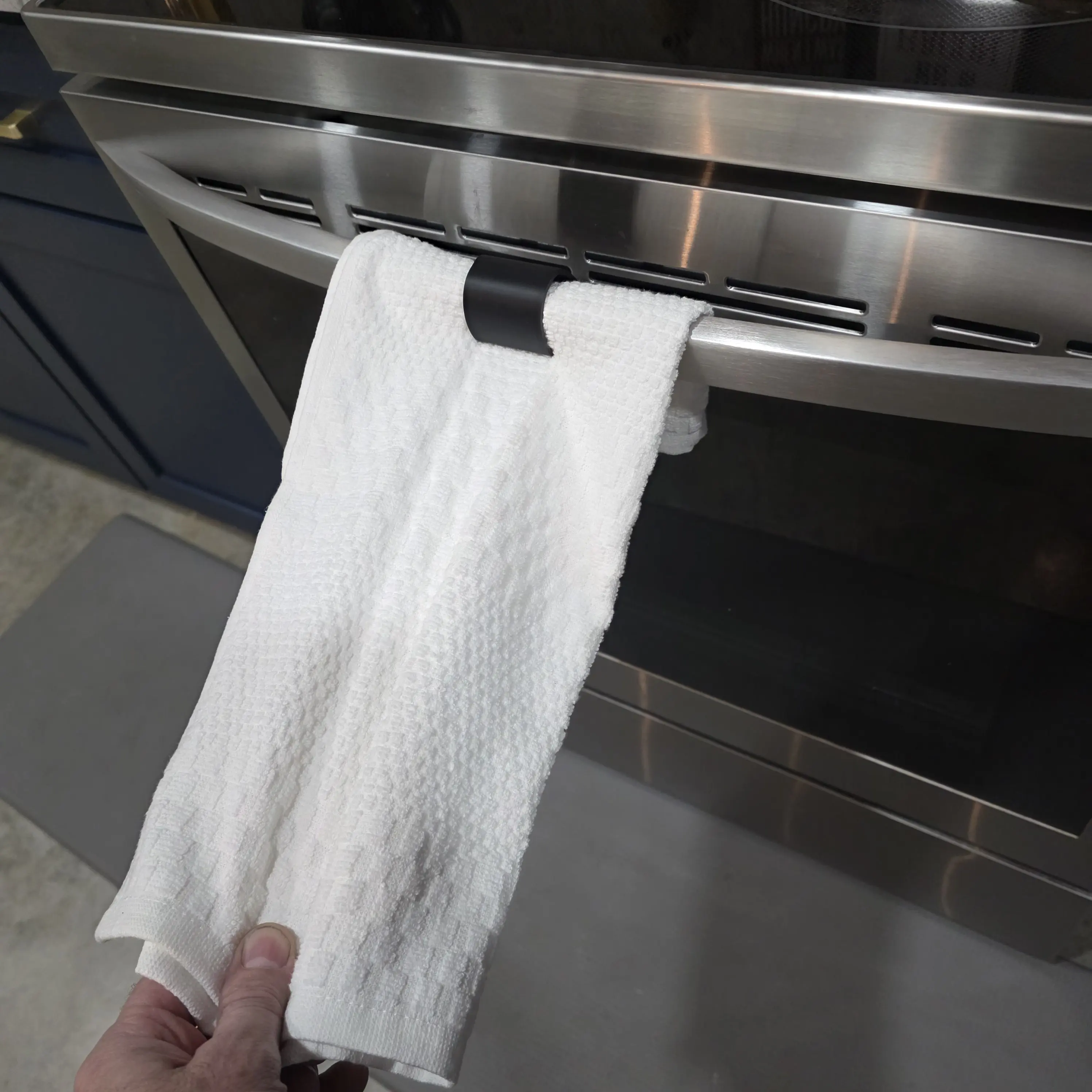No-Slip Towel Holder for Stove Handle Kitchen Dish Towel Clip Keeps Towels Secure Fits Most Oven Handles Sleek Minimalist Design Easy Install Must-Have Gadget for Every Kitchen Accessory Gift Black Stylish Utensils