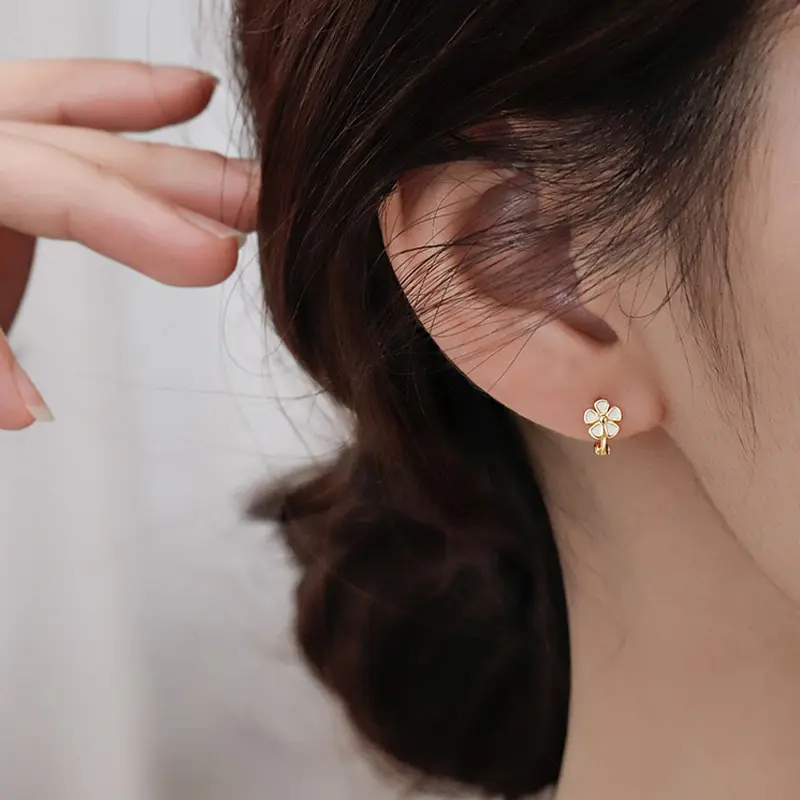 [Gold color] pair of flower earrings