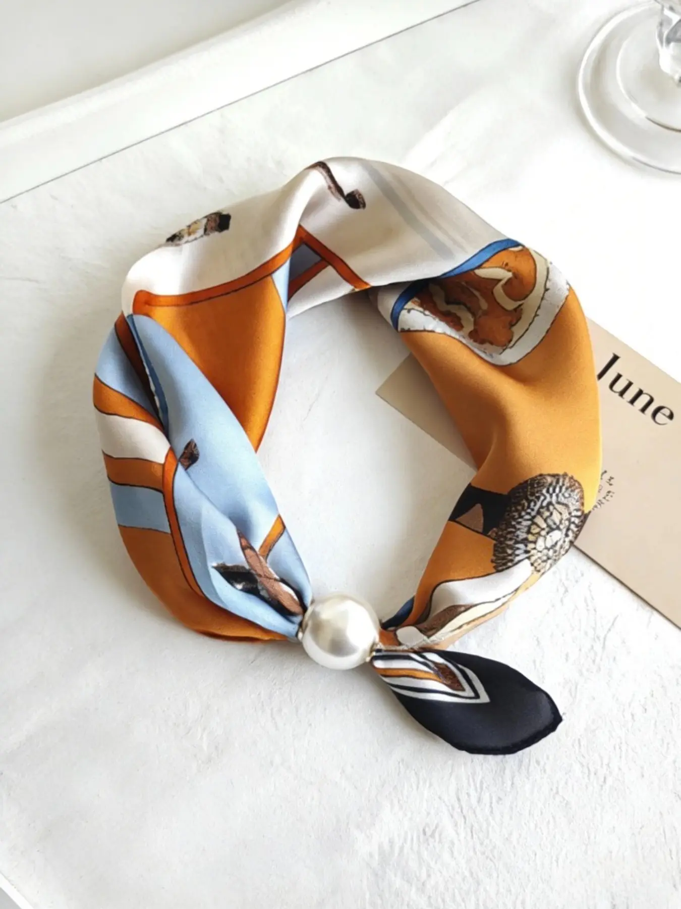 Pearl Magnetic Buckle Necklace Scarf with Horse Pattern Pendant, Magnetic Closure, Stylish Comfortable Scarf for All Seasons, Elegant Fashion Accessory for Casual, Neckscarf