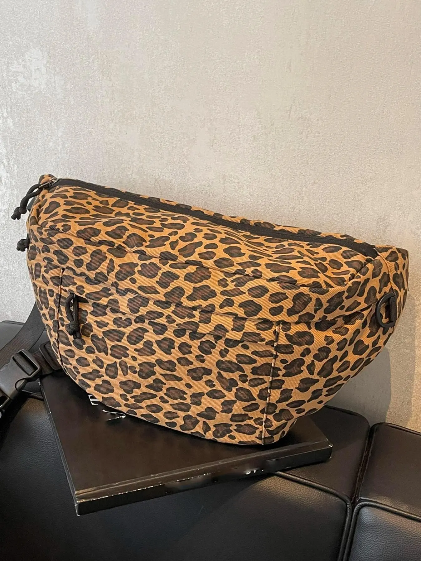 Atmosphere, practical texture, woven leopard print chest bag, multi zipper pocket design, retro casual versatile large capacity crossbody bag, suitable for daily commuting, shopping, gatherings, and socializing, Crossbody Fanny Pack