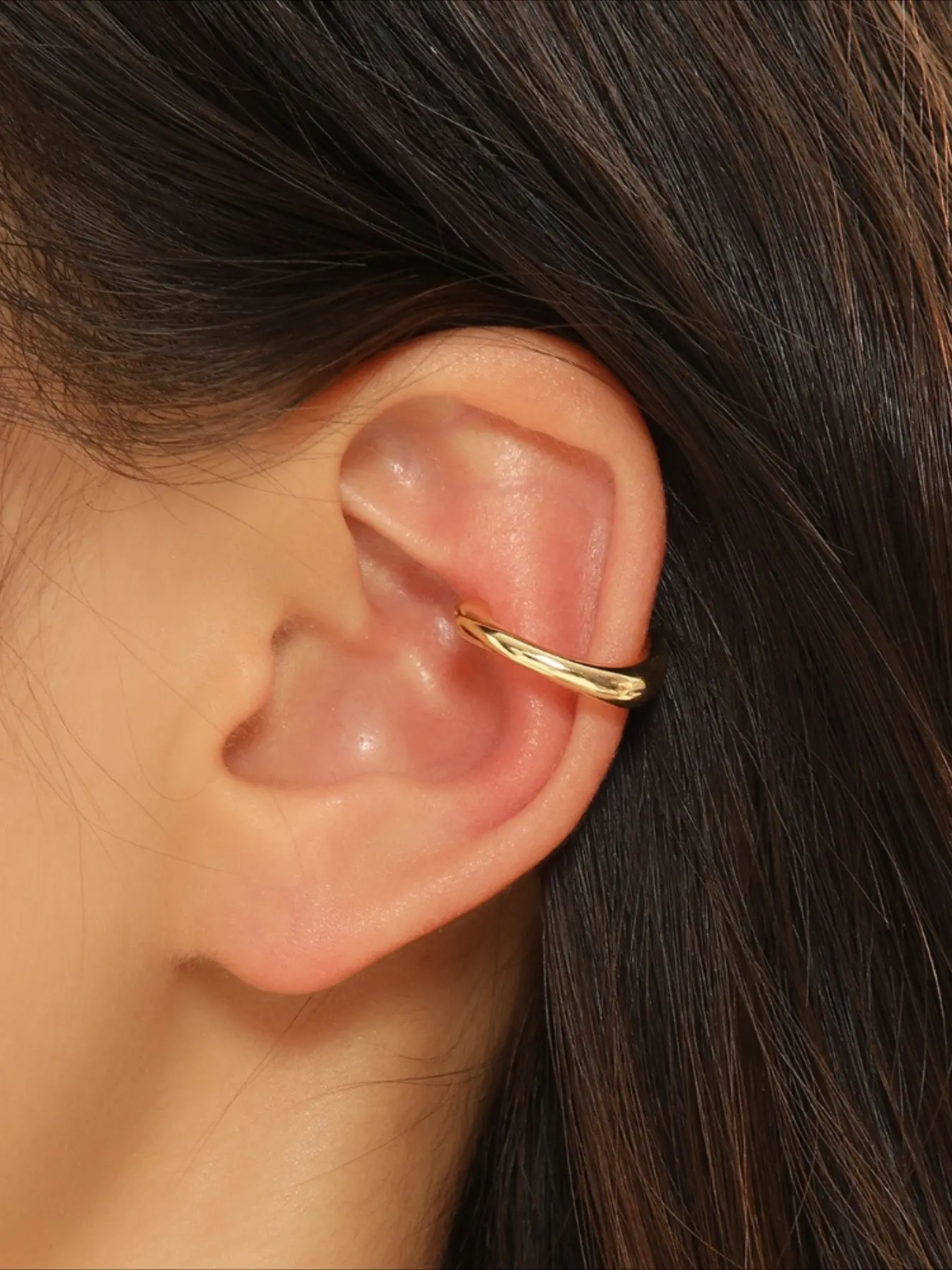 A Pair of Stylish Glossy Clip-on Shining Fashionable Earrings with A Simple Design Suitable for Commuting Non Piercing Jewelry