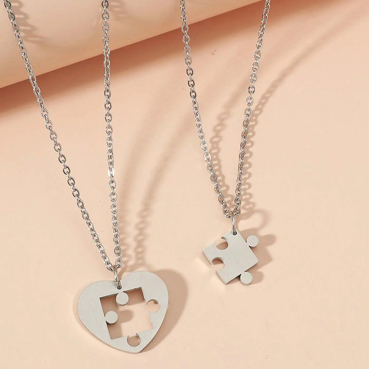 [Limited-Time Event] Unisex High-Quality Materials Heart-Shaped Chain-Link Puzzle Piece Artificial Gemstone Pendant Necklace - Minimalist, Romantic, Exquisite Design, Casual Daily Wear, Metal Coating, Adults' Valentine's Day Couple Jewelry, Love Symbol, A