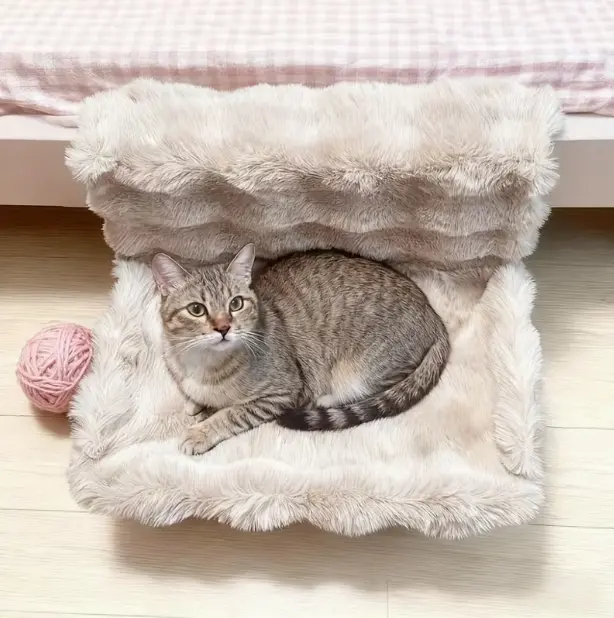 1x Cat Bedside Hammock – Plush Pet Sleeping Bed, Removable & Washable, All-Season Use, Hole-Free Secure Installation, Ideal for Sofas, Bed Edges, or Windowsills; Soft, Warm Cushion Cat House for Small Cats and Dogs; Portable and Easy to Clean