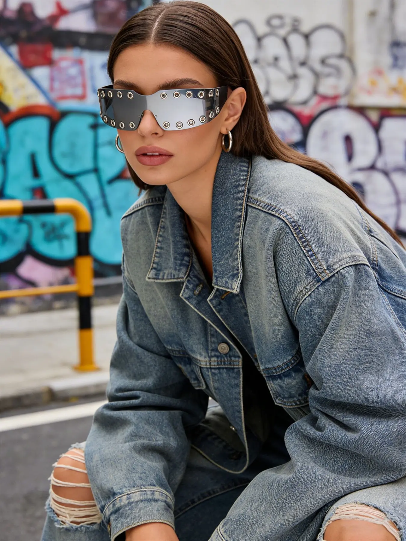 Cyberpunk Style Integrated Sunglasses, Metal Rivet Decoration, Gradient Color Lenses, Casual Square Frame, All Seasons Wear, Futuristic Sunglasses, Trendy Square Sunglasses, Trendy Fashion Shades, Square Frames Sunglasses