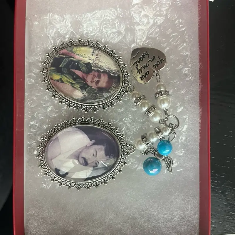 Personalized Memory Keepsakes - Customizable Memory Display with Photographs, Decorative Elements & Earrings, Ideal for Memories