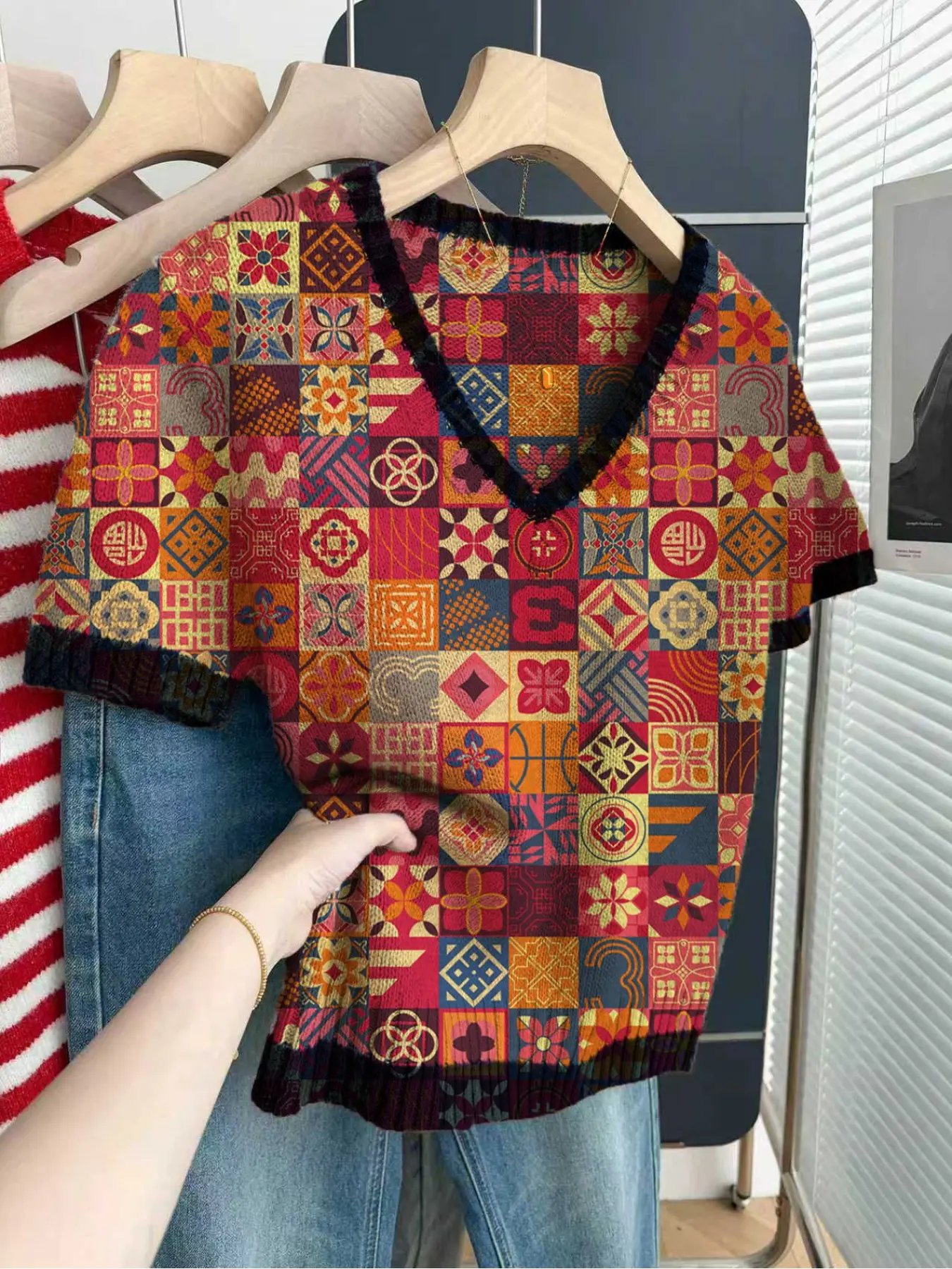 Casual loose V-neck short-sleeve knit top with contrast trim and ethnic check print. Perfect for spring and summer, ideal for women's daily wear. Available in khaki and other styles Lady