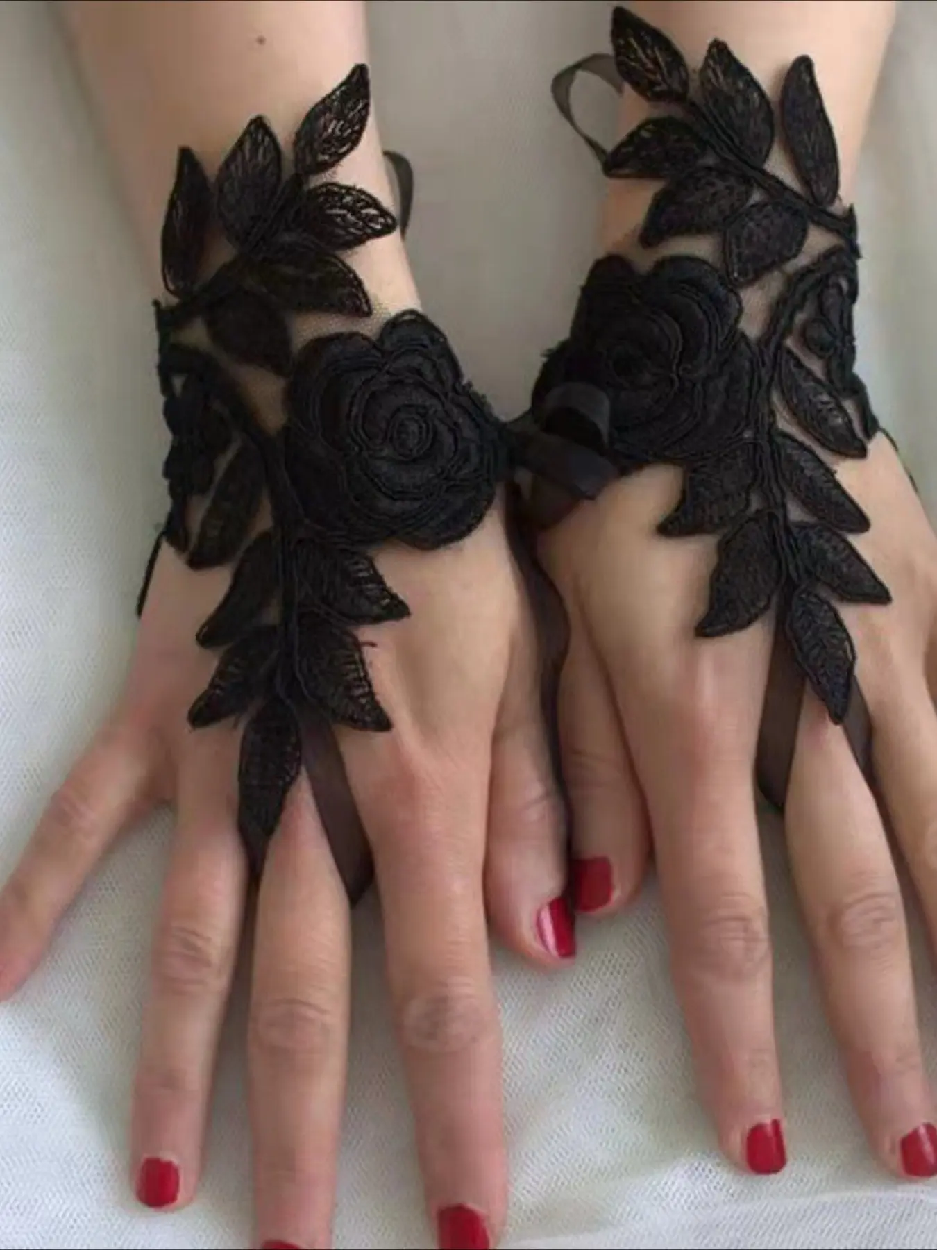 Lace Textured Decorative Bridal Wedding Gown Gloves Handmade Open-Finger Gloves for European and American Elegant Style Wedding Parties Handwear With Gloves