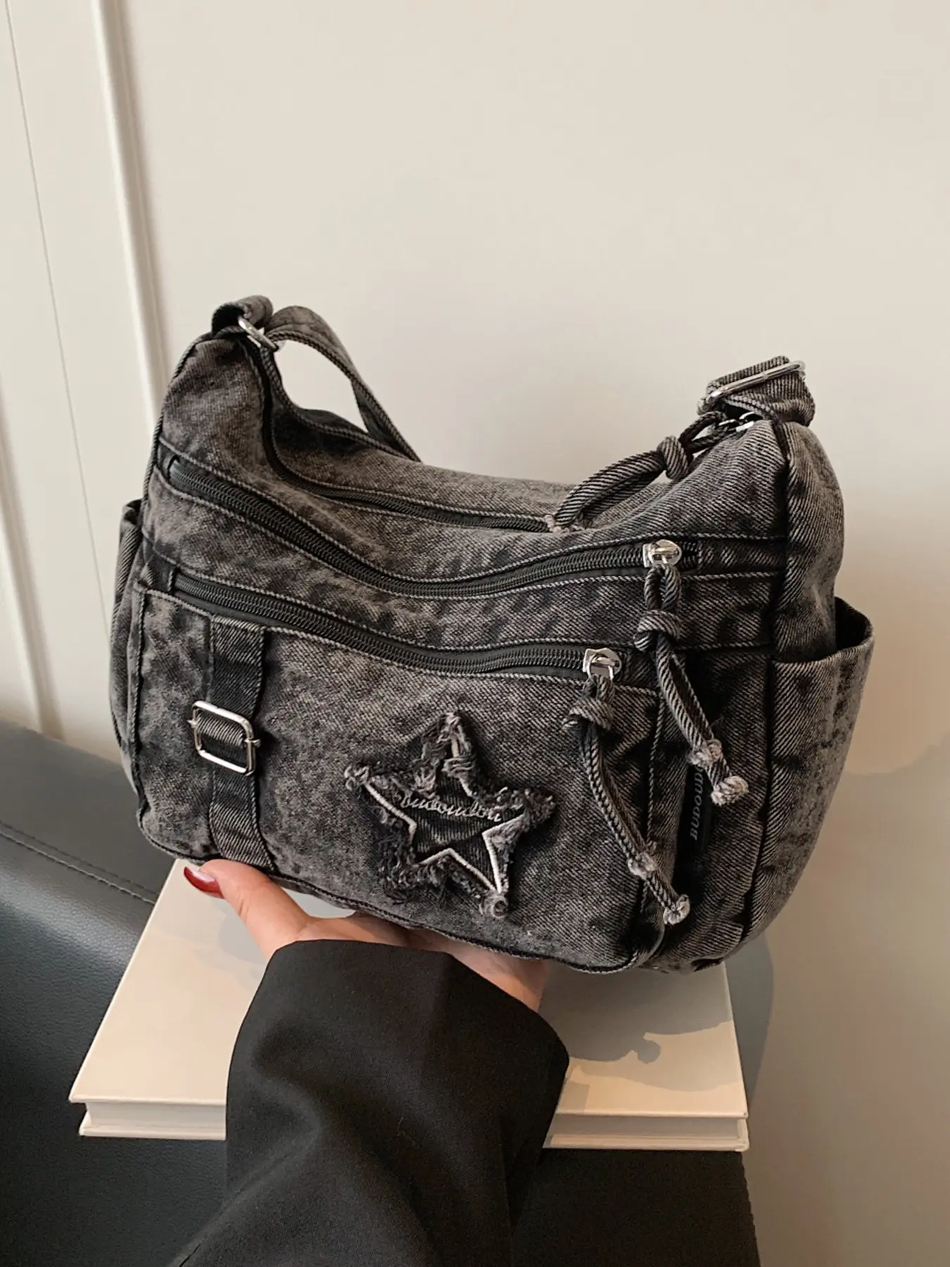 retro texture shoulder bag, Embellished shoulder bag, Crossbody Fashion Bag, casual simple street style large capacity crossbody bag, five pointed star embellishment design, multiple zipper pockets, can accommodate mobile phones and keys