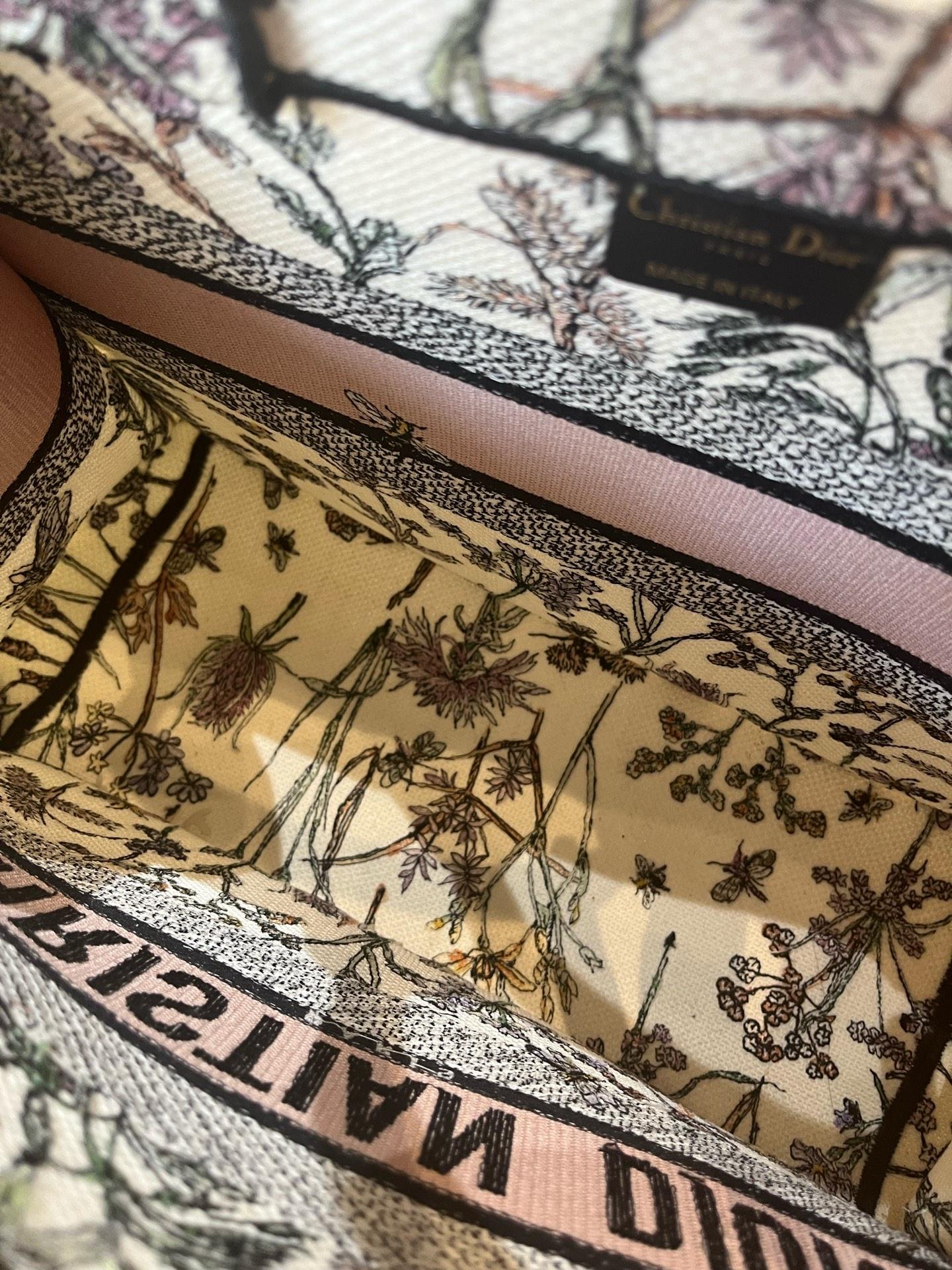 Pre-owned Dior Medium Book Tote from the coveted Florilegio collection, features intricate floral & insect embroidery on white canvas 1919H0553