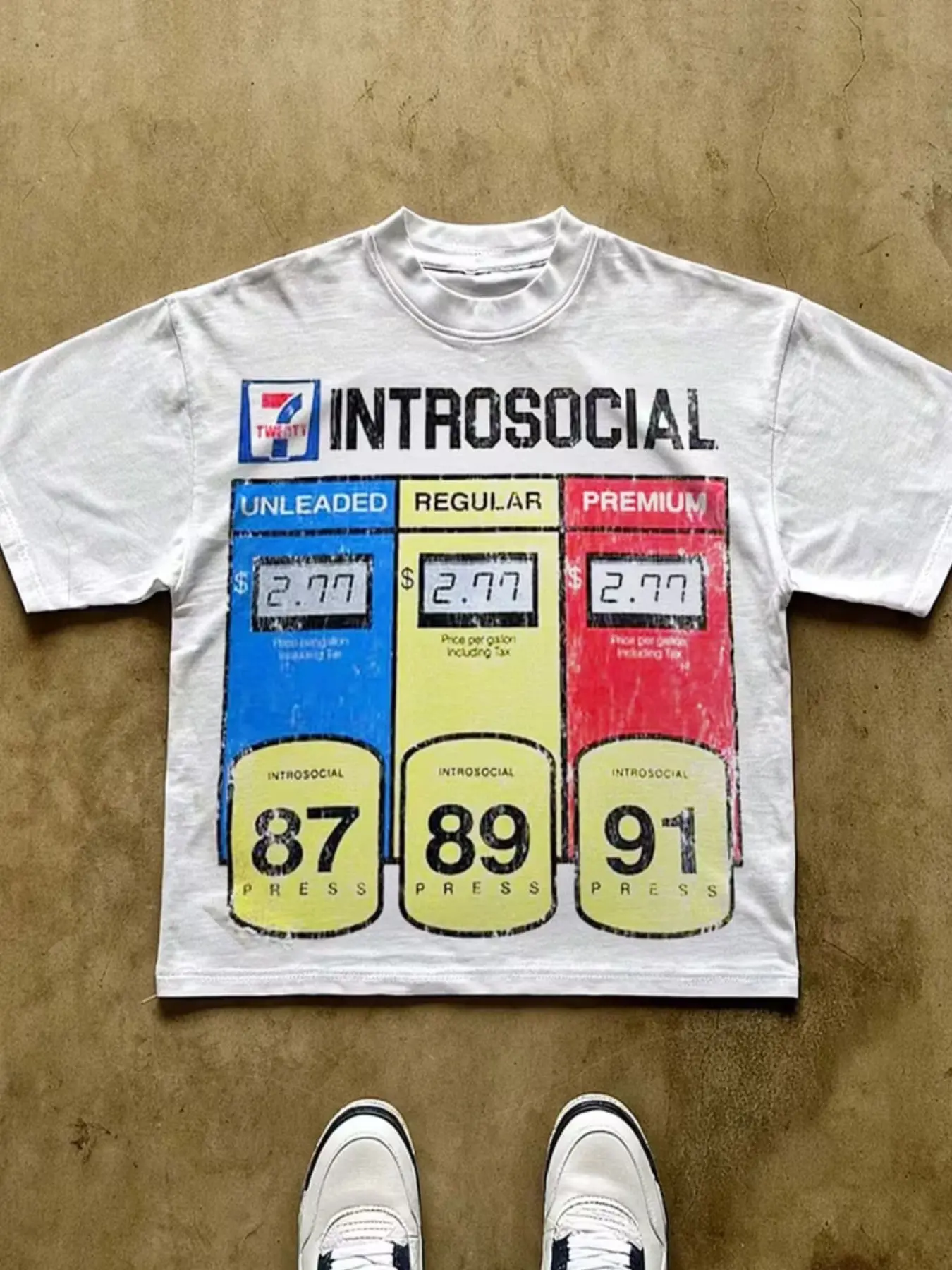 1 piece loose pure cotton graphic T-shirt featuring “INTROSOCIAL”; vintage poster design with letter fusion, American gas station creative print; unisex, suitable for all seasons; ideal for convenience store outings, beach trips, outdoor sports, Y2K mille