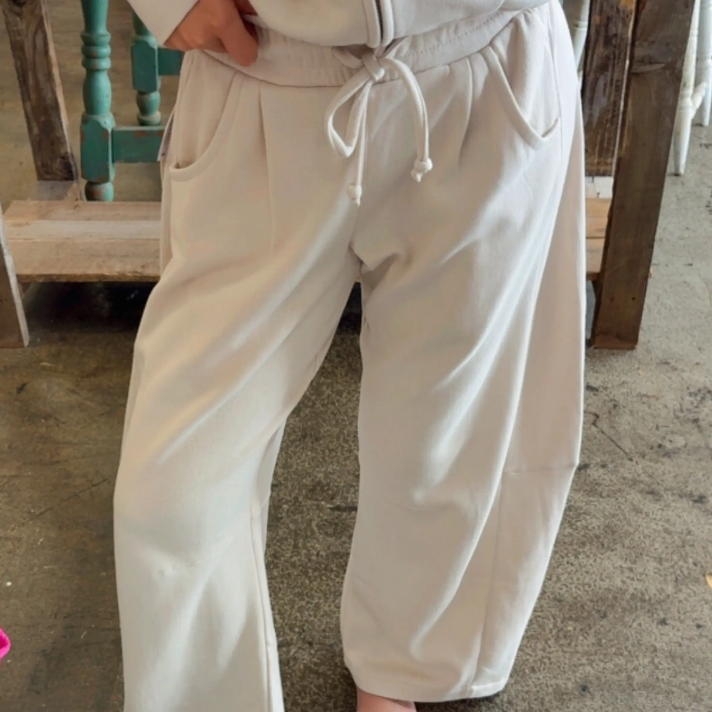 Barrel Leg Sweatpants w/ Pockets Beige