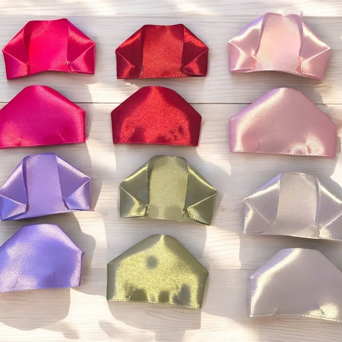 100 Premade Ribbon Rose Petals for Making Eternal Bouquets / petalos de liston para flores eternas 100 Pack Pre-fabricated ribbon Rose petals to make Eternal Roses Pétalos de listón satinado