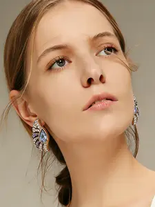1 pair of retro luxury fan shaped diamond studded earrings, Fashionable Jewelry Accessories, suitable for daily wear, vacation dates, and other occasions, and is also a surprising and exquisite small gift.