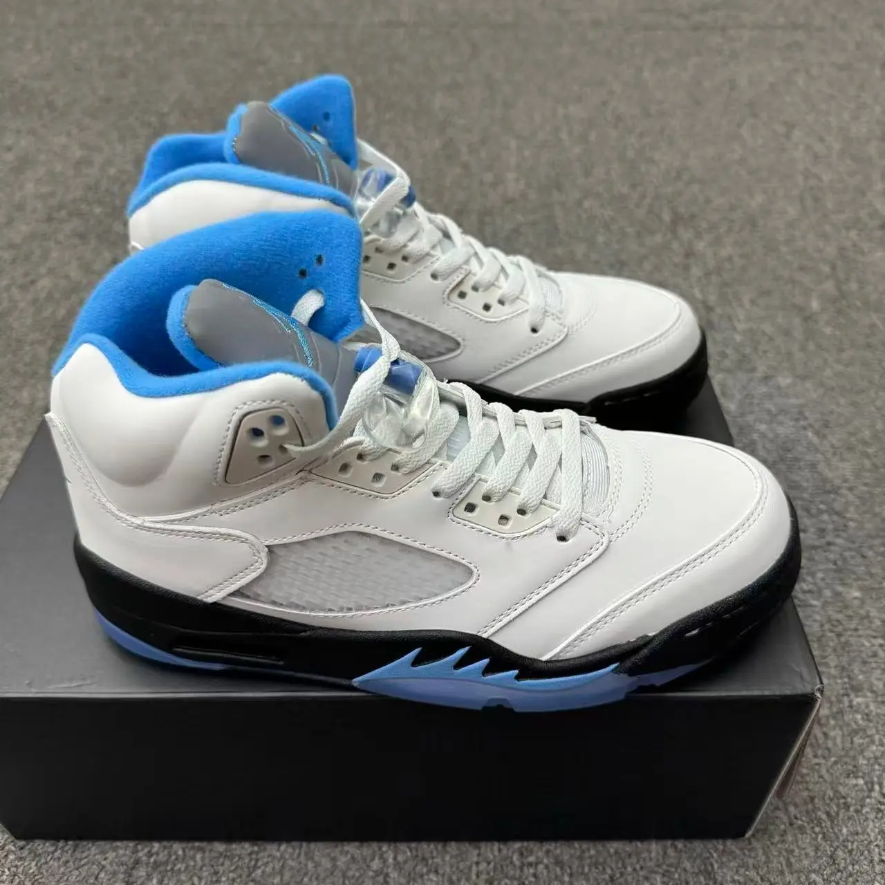 White Light Blue Two Tone Leather High Top Street Kicks, Jagged Light Blue Side Decor Shock Absorbing Air Cushion Non-Slip Clear Outsole Couple Matching Hip Hop Trainers