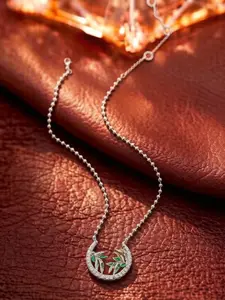 This bamboo leaf studded diamond necklace features a full diamond crescent shape paired with emerald green bamboo leaves, making it suitable for daily wear, vacation dates, and other occasions. It is also a surprising and exquisite small gift.