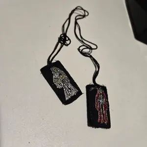 La Santa scapulario black