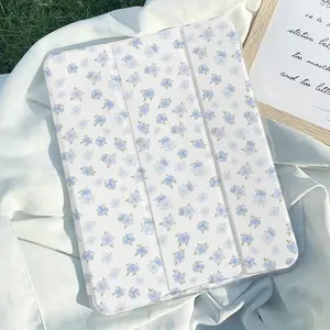 This blue floral patterned, foldable, non-slip TPU protective case features an adjustable stand and pen slot, and is suitable for Samsung, iPad mini, iPad Air, iPad Pro/iPad 10th and 11th generation iPads.