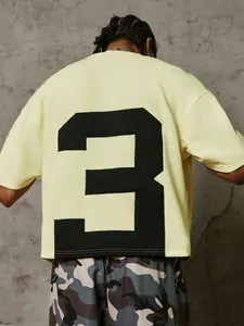 Men's short-sleeved T-shirt with a number 3 print. Made of textured knit fabric, it feels as soft as a cloud. Loose fit, crew neck, and cropped design.