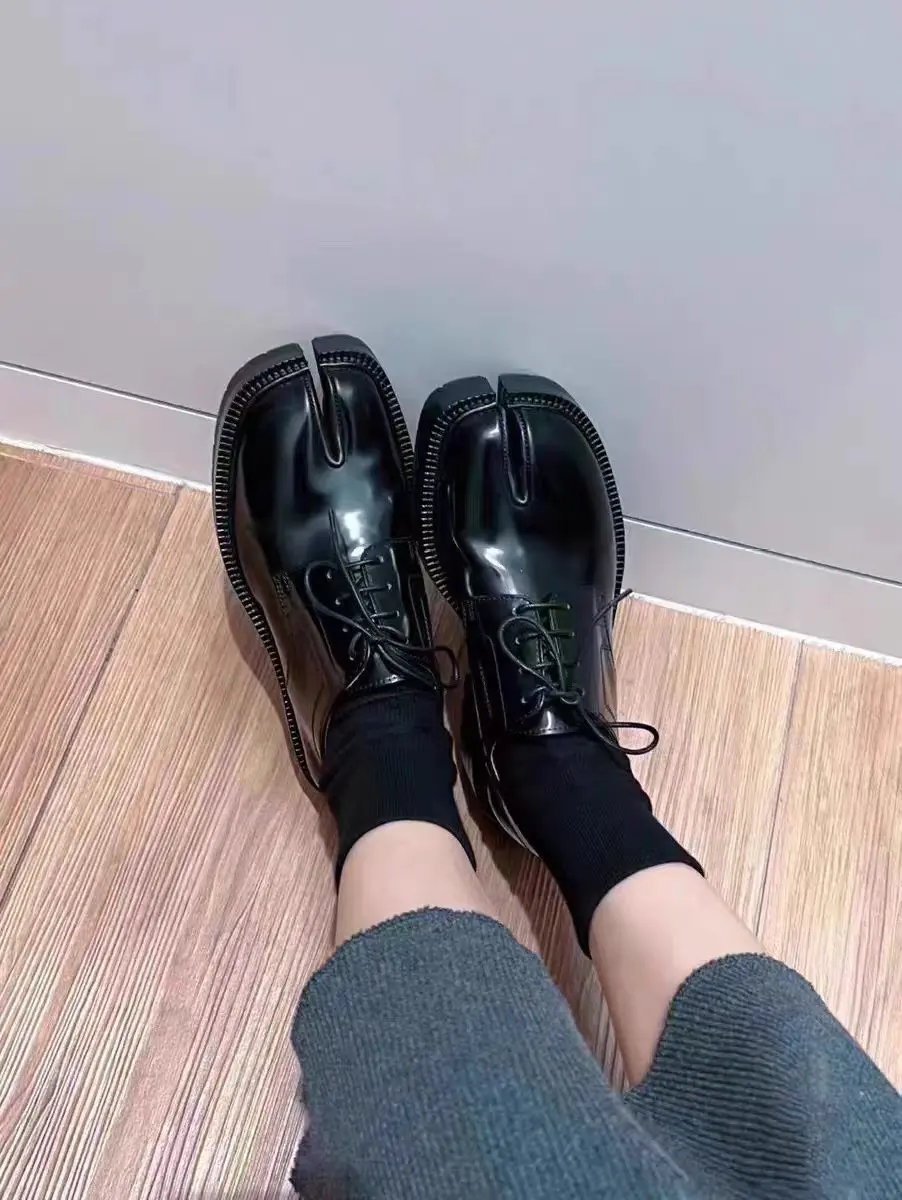 Trendy glossy leather loafers for men and women, slip-on design with thick soles, retro styling, lightweight non-slip outsoles—versatile footwear for parties, streetwear, and everyday wear.