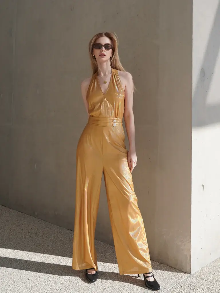 RETRO STAGE Women's 1970s Fitted Satin Jumpsuit, Disco Inspired Gold Halter Overalls for a Party with Classic Appeal, Sleeveless, Vintage, Elegant, 70S Inspired Overalls, Glamorous Overalls