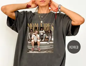 Vintage Mom Vibes, 90s Style Shirt, Retro Motherhood, Comfort Colors 1717, Vintage Mama Tee, Iconic Mom Shirt, 90s Aesthetic, Mother's Day Gift, Trendy Mom Graphic, Old School Mama.