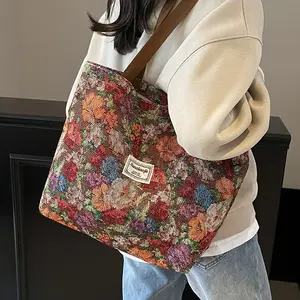 A New Stylish Printed Canvas Tote Bag, Featuring a Spacious And Relaxed Design, with a Zipper Closure And Sturdy Handles. The Fabric Is Comfortable, Available in Four Colors, Perfect for Shopping Trips