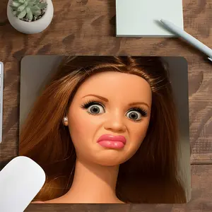 Funny Pouty Doll Square Gaming Mouse Pad, Desktop Accessory, Humorous Meme Design, Non-Slip Smooth Surface Mousepad, Rubber Anti-slip Lockedge Work Pad, Small Size Suitable for Laptop, Desktop Computer Games, Work