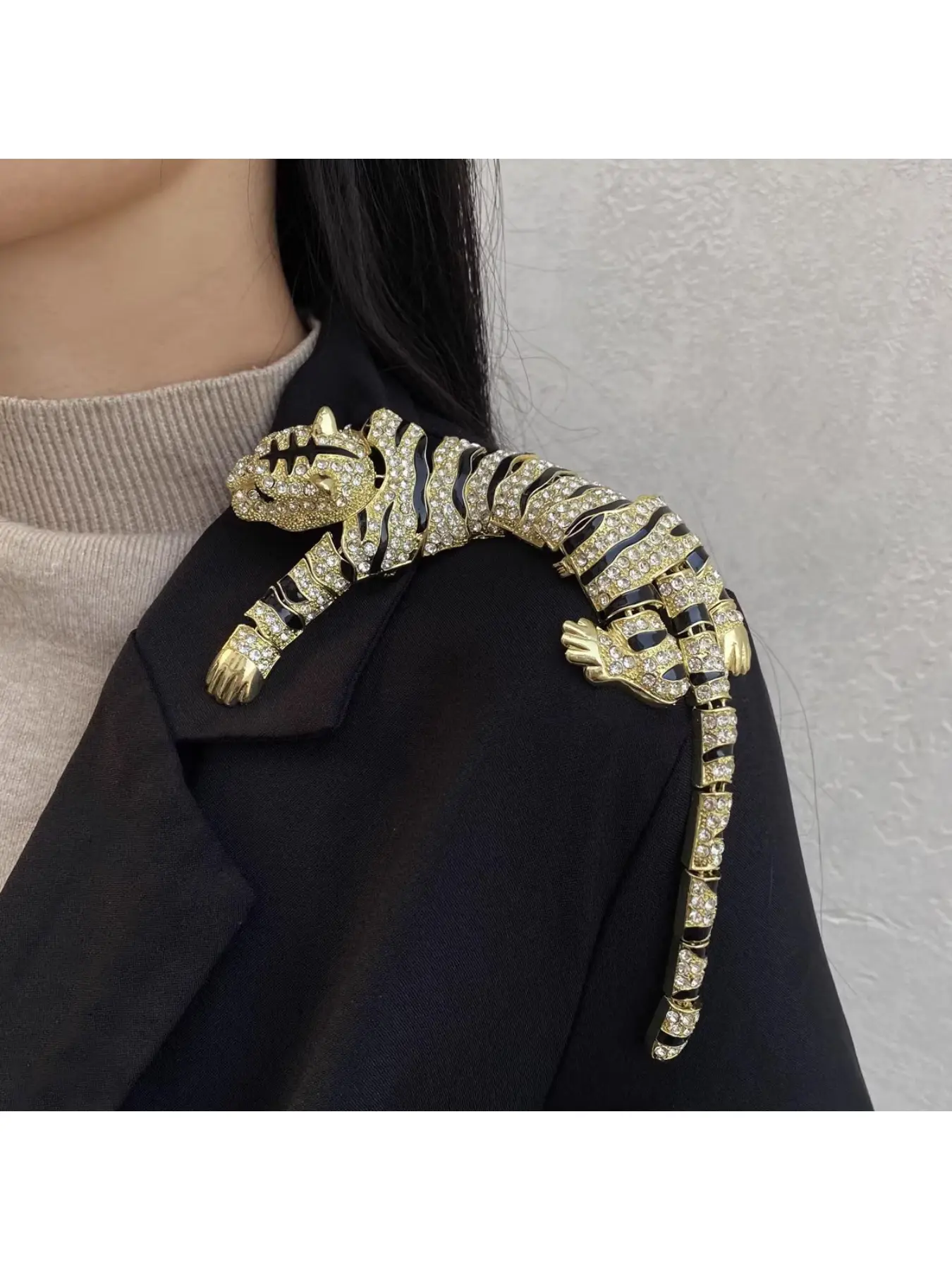 Fashionable diamond-encrusted cartoon tiger enamel exaggerated high-end large brooch for women spring and autumn luxury flash diamond temperament shoulder pin brooch