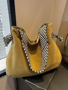 Simple and fashionable striped pleated bag, contrasting color one-shoulder handbag design, personalized trend, niche retro, versatile and simple, suitable for daily commuting, office workers, students, etc. Crossbody Tote Bag, Colorblock Bag