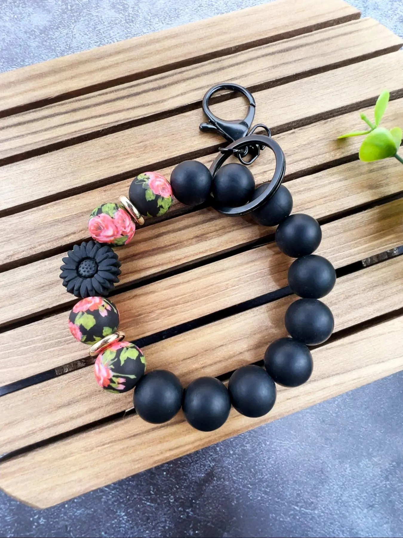 Silicone Beaded Wristlet Floral Pattern Keychain, Boho Botanical Leaf Print Matte Silicone Beads Key Ring Holder, Daisy Neutral Earthy Tone Beaded Keychain for Women Girls, Hands-Free Anti-Lost Wrist Strap for Keys Purse Bag Accessories, Vintage Cottageco