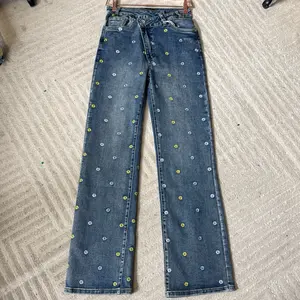 Pantalon denim con flores