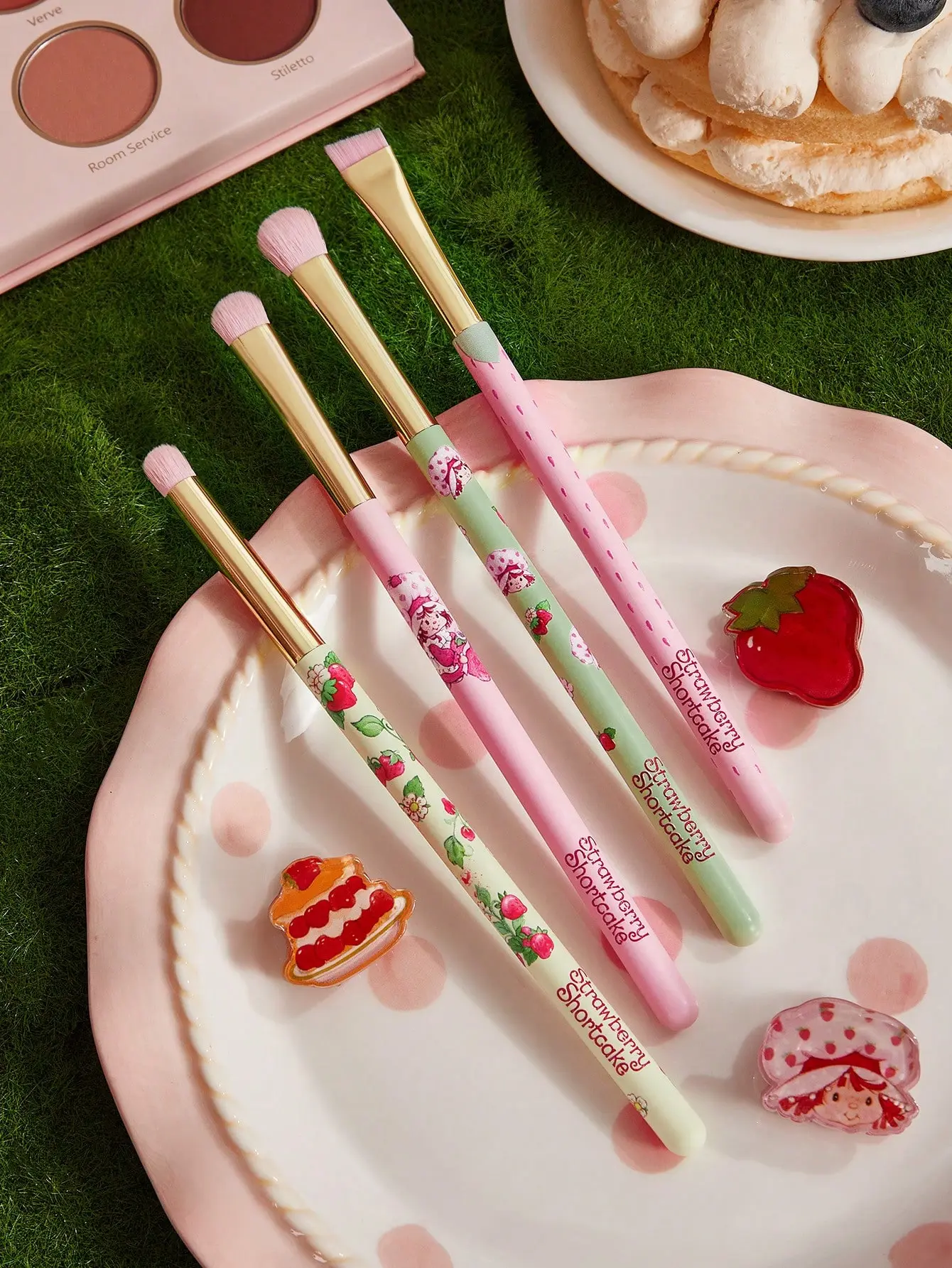 Strawberry Shortcake X SHEIN 4pcs Cartoon Character & Strawberry & Lace Design Eye Makeup Brush Set – Perfect for Daily Glam and Special Occasions