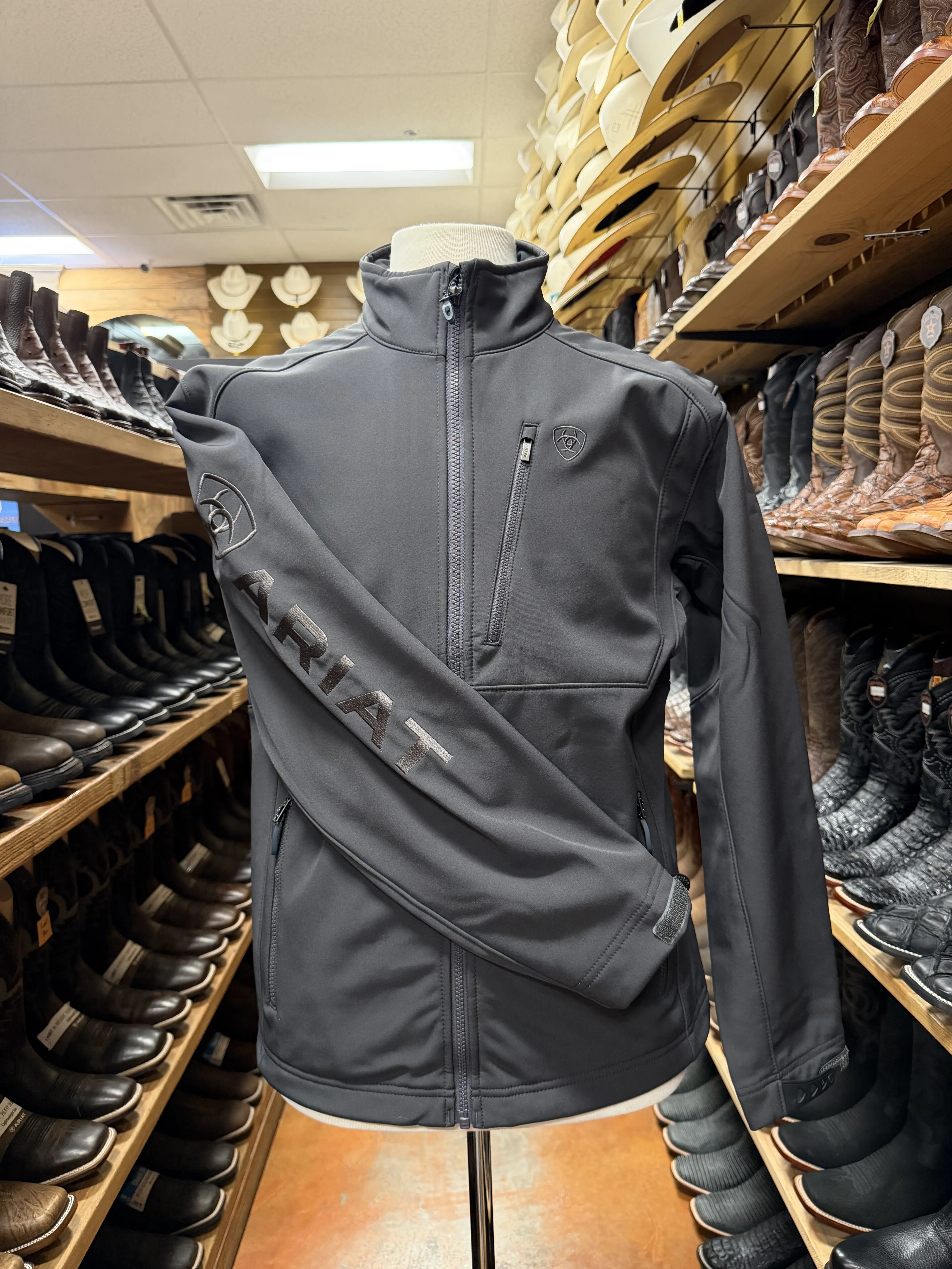 ARIAT – MEN’S Logo 2.0 Softshell Jacket -- PHANTOM ARIAT – MEN’S Logo 2.0 Softshell Jacket -- PHANTOM