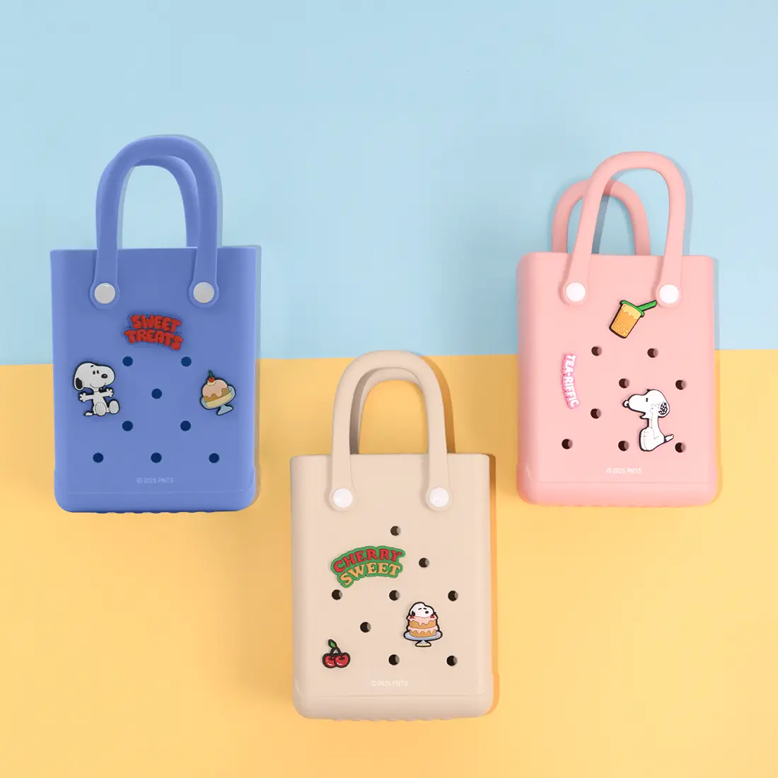 [Summer New Product] MINISO Snoopy Series Small Perforated Handbag, Mesh Handbag, Summer Shoulder Bag for Women, Large Capacity Bath Bag, Drainage Storage Mini Bag