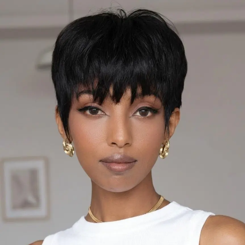 H03 4-inch pixie cut wig with blunt bangs, easily creating a fashionable look. Fully machine-made without glue, comfortable to wear and easy to maintain.