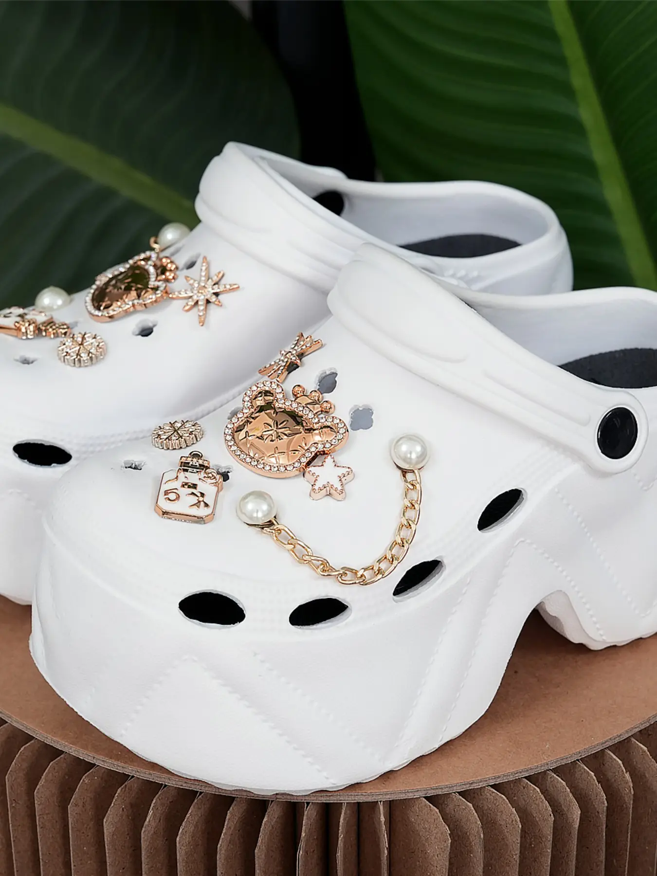 2026 New Fashion Crown Bear Heeled Women's Holey Shoes 8809, Rhinestone Design, Eva Upper and Sole, Less Than Ankle Height, Solid Pattern