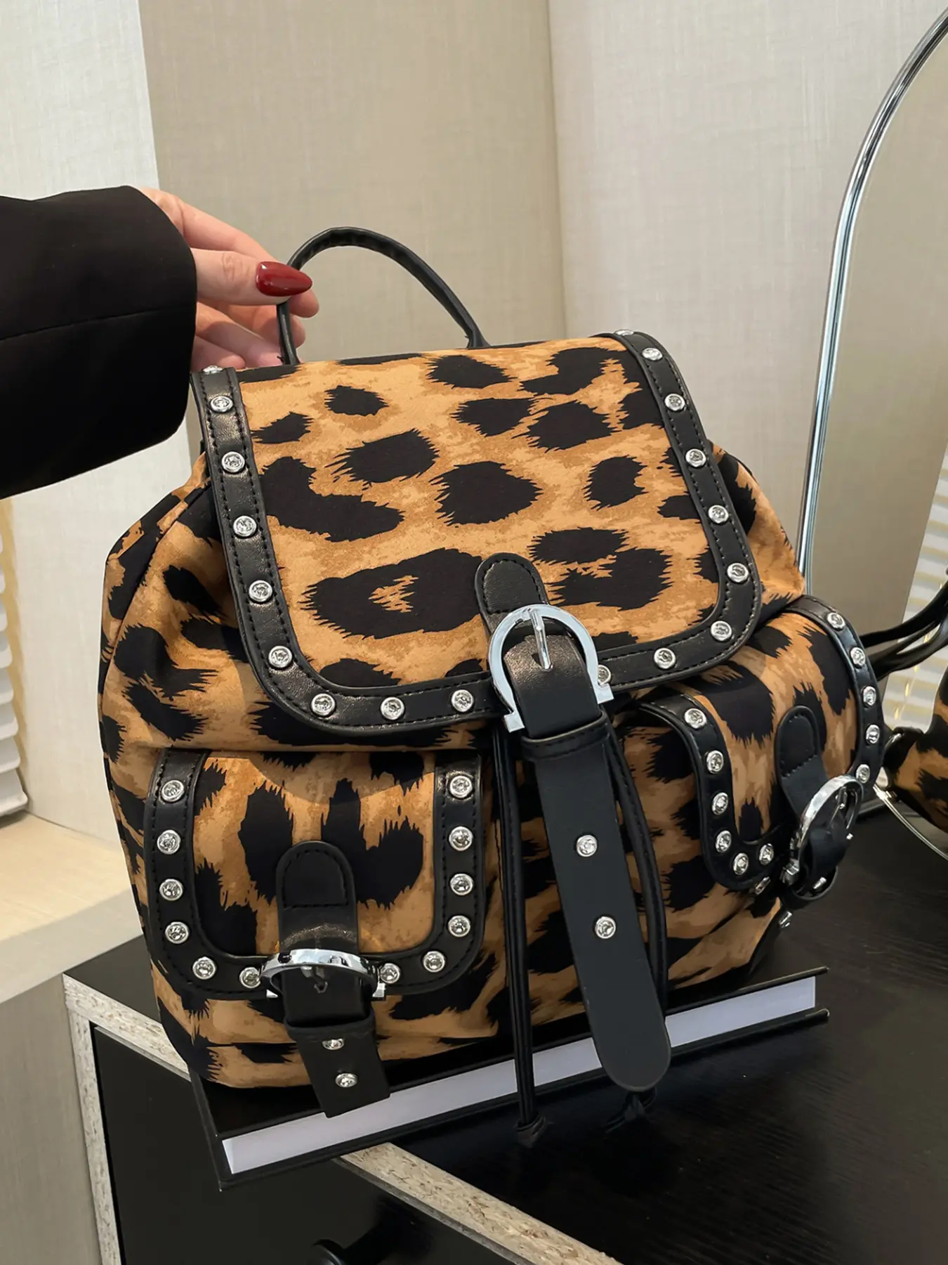 Retro leopard print handbag, women's backpack, Casual printed backpack, shoulder commuter bag, suitable for daily matching, going out and other scenarios