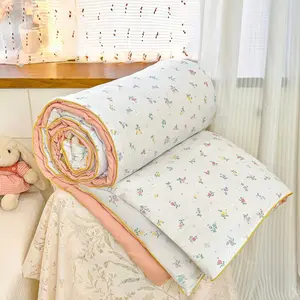 Lightweight summer quilt with a colorful floral print, Multipurpose comfy bedding, an ultra-soft, skin-friendly air-conditioning quilt and summer cooling blanket, perfect for summer bedrooms, offices, living rooms