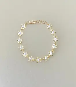 Gold Daisy Chain Bracelet 5mm Gold Flower Linked Chain with White Enamel Center Hypoallergenic Waterproof Stylish Durable for Daily Wear