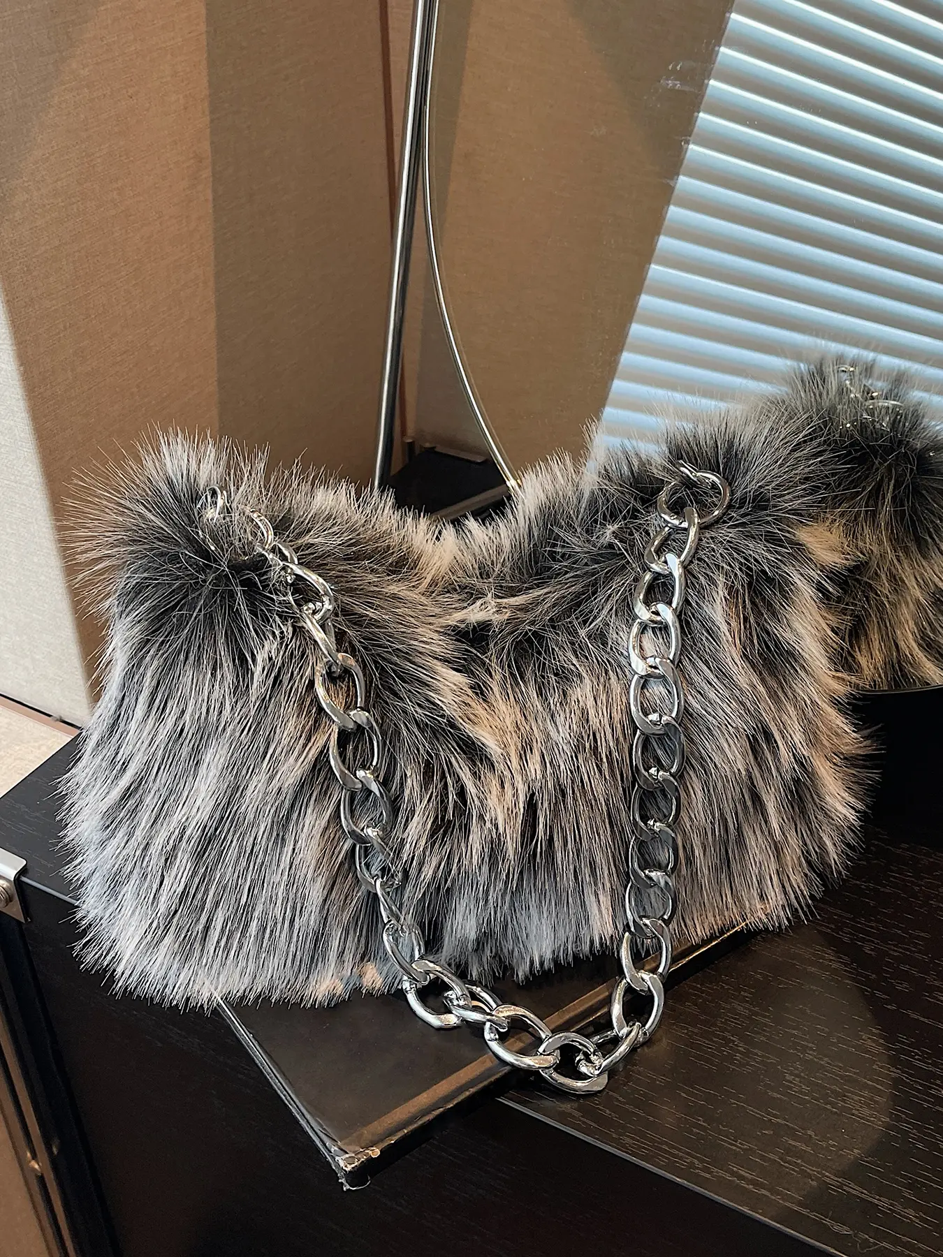 Trendy style, personalized chic plush bag with chain shoulder strap design, simple and beautiful single shoulder handbag, Handbag shoulder purse, convenient to carry, suitable for shopping in the mall, daily commuting