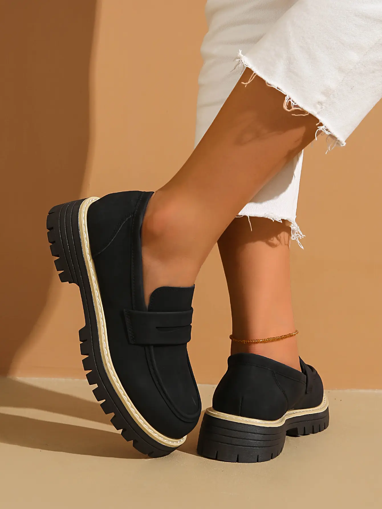 Retro British-style loafers with thick platform soles; women’s black matte slip-on leather commuter shoes with a soft sole—comfortable for commuting, casual wear, and everyday use.