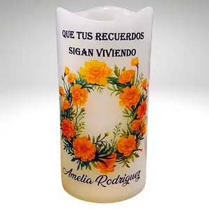 Vela de Día de Muertos – Corona de Cempasúchil • Personalizada LED de cera - Día de los Muertos Memorial Candle – Marigold Wreath • Personalized LED Wax Candle
